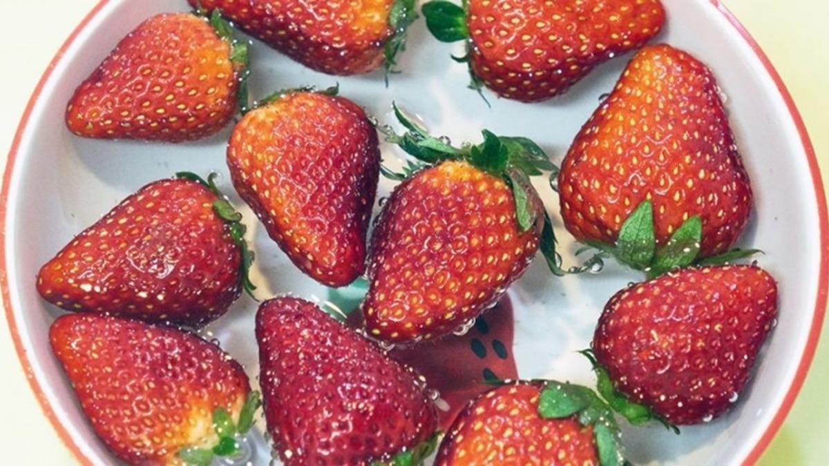 Görünce Çileğe Tövbe Ettiren Deney, Sosyal Medyayı Salladı (Video)