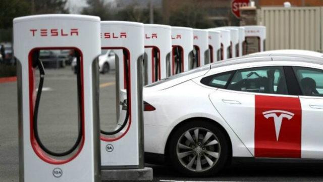 Tesla Model X, Bisikletlerle Şarj Edildi (Video)