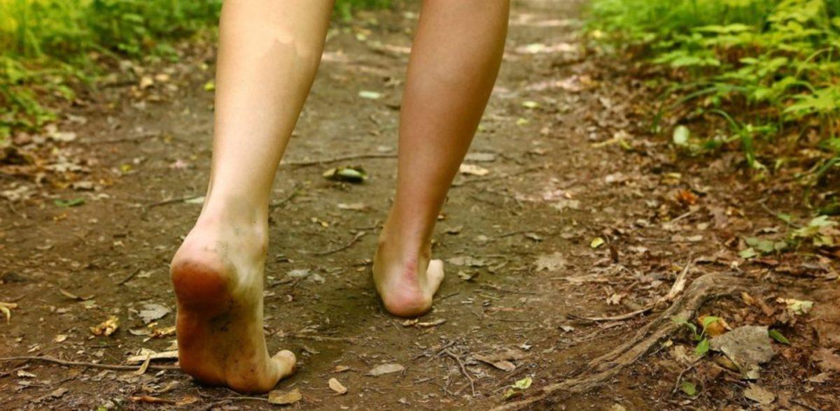 Bilime Göre Çıplak Ayakla Toprak Üzerinde Yürüdüğümüzde Vücudumuza Neler Oluyor?