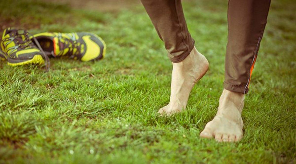 Bilime Göre Çıplak Ayakla Toprak Üzerinde Yürüdüğümüzde Vücudumuza Neler Oluyor?