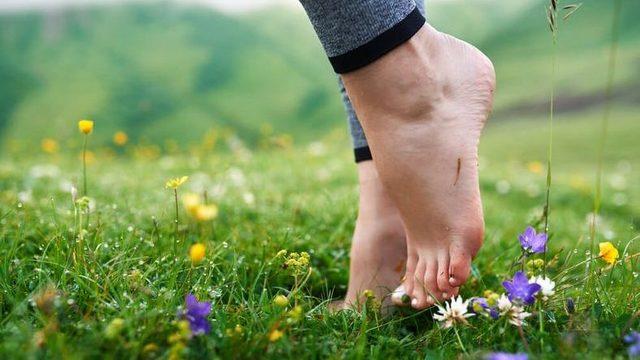 Bilime Göre Çıplak Ayakla Toprak Üzerinde Yürüdüğümüzde Vücudumuza Neler Oluyor?