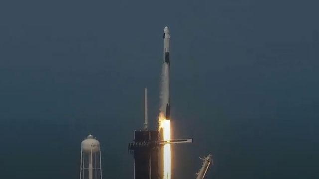 SpaceX, İki Astronotu Başarılı Bir Şekilde Uzaya Gönderdi