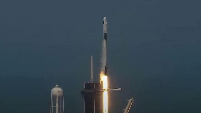 SpaceX, İki Astronotu Başarılı Bir Şekilde Uzaya Gönderdi