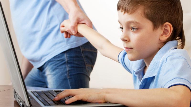 Türk Profesörden İnternet Bağımlılığı İçin Çözüm Önerisi: Bilgisayarlar Ortak Kullanılsın