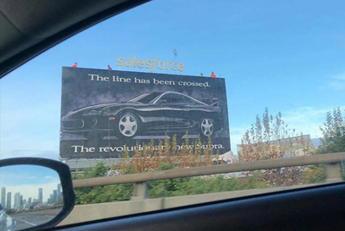 Bir Reklam Panosunda Görülen 27 Yıllık Toyota Supra Reklamının Gizemi Çözüldü