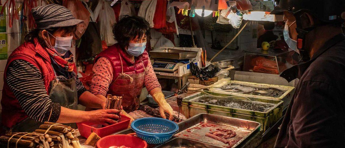 Çin, Koronavirüsün Wuhan’daki Canlı Hayvan Pazarından Çıkmadığını İddia Ediyor