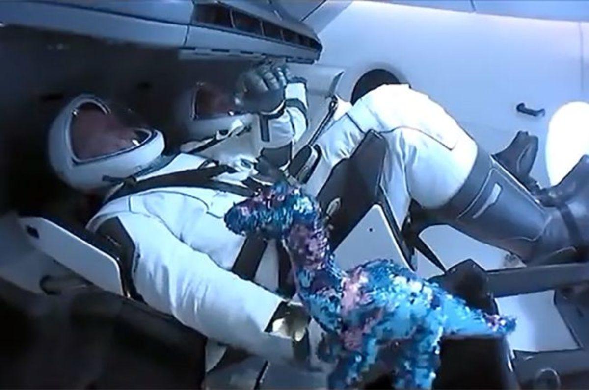 SpaceX’in ‘Crew Dragon’ Görevinde Bulunan Oyuncak Dinozorun Sırrı Açıklandı