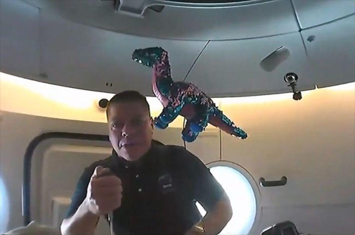 SpaceX’in ‘Crew Dragon’ Görevinde Bulunan Oyuncak Dinozorun Sırrı Açıklandı