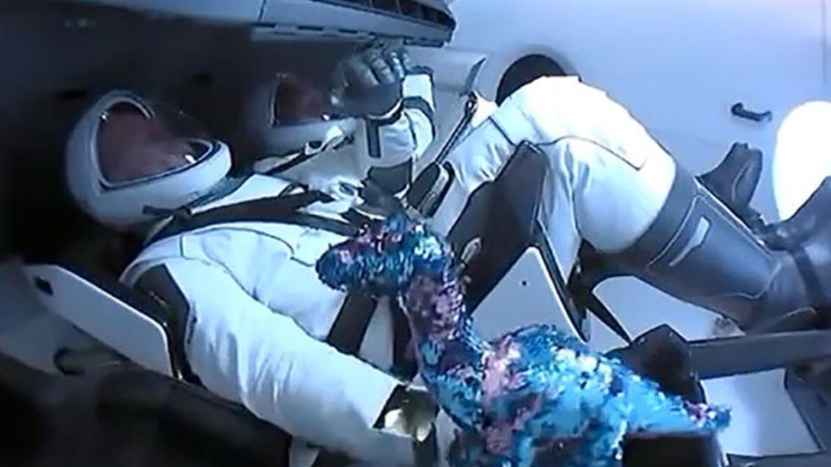 SpaceX’in ‘Crew Dragon’ Görevinde Bulunan Oyuncak Dinozorun Sırrı Açıklandı