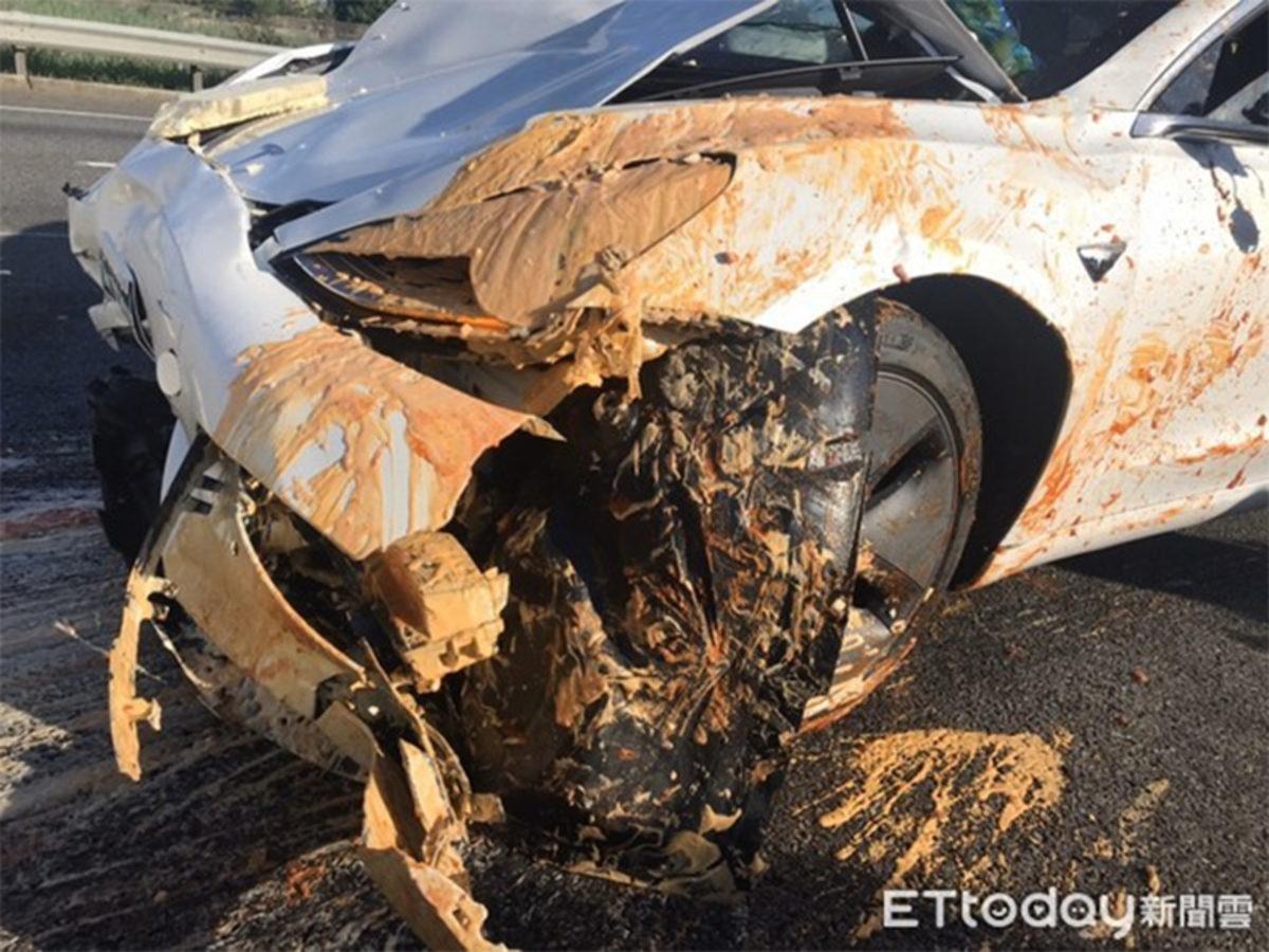 Tesla Model 3’ün Autopilot’u, Devrilmiş Kamyonu Fark Edemeyerek Kazaya Neden Oldu (Video)