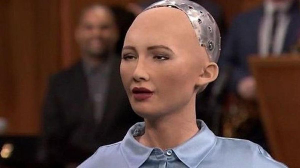 Meşhur Robot Sophia, İlk Buluşmada Hesabı Kimin Ödemesi Gerektiğini Açıkladı