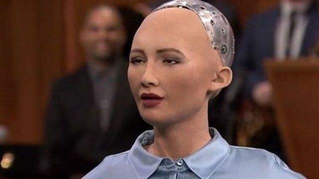Meşhur Robot Sophia, İlk Buluşmada Hesabı Kimin Ödemesi Gerektiğini Açıkladı