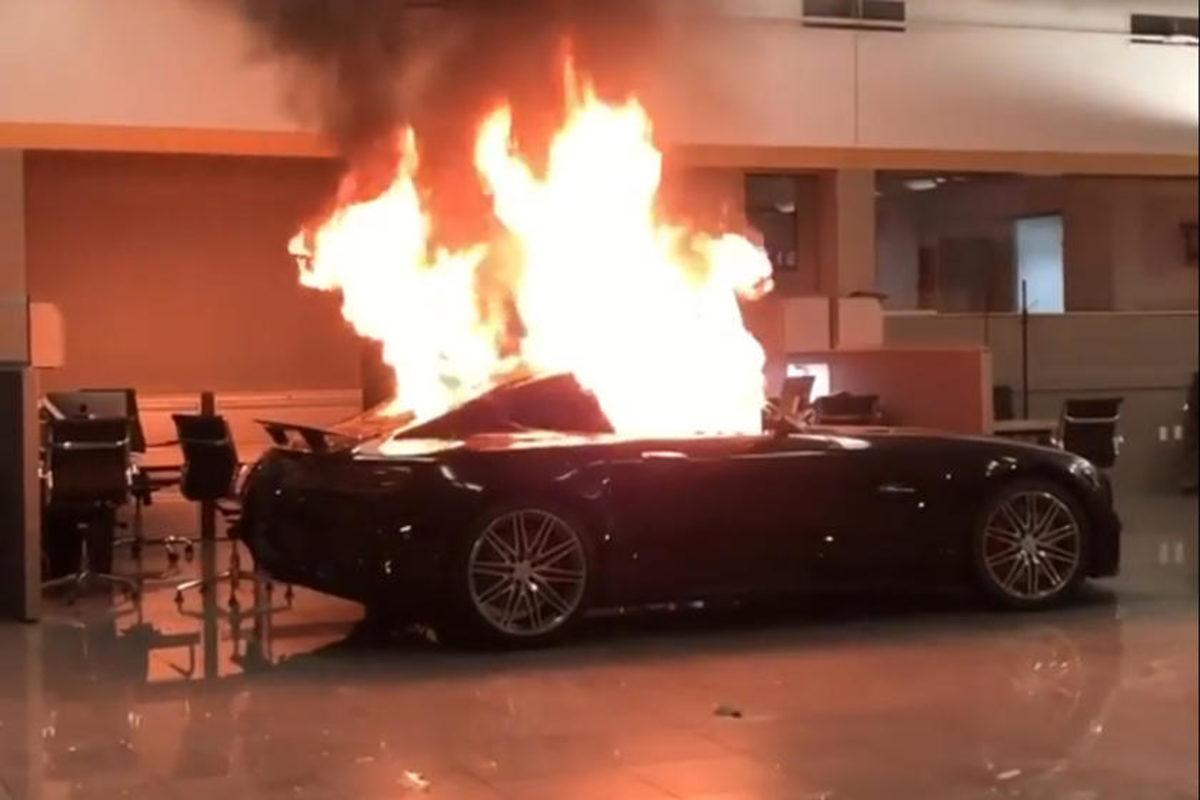 ABD’deki Protestolarda 150 Bin Dolarlık Mercedes AMG GT Ateşe Verildi