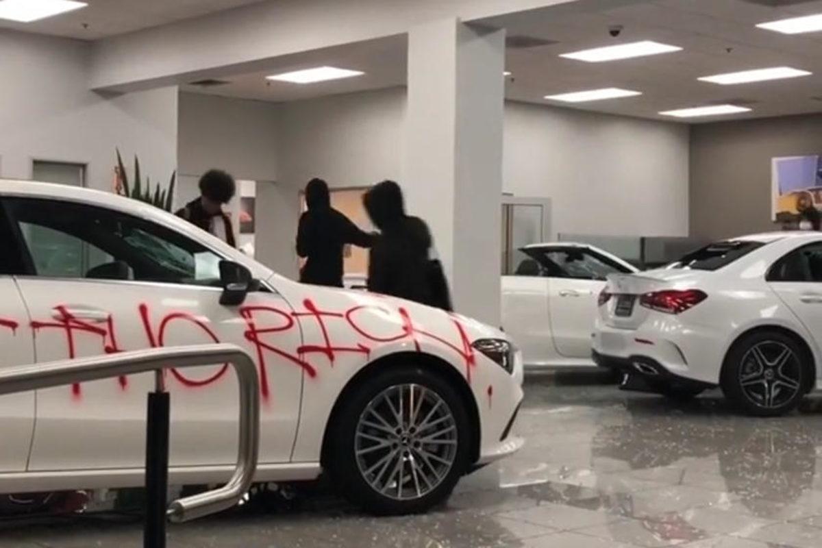 ABD’deki Protestolarda 150 Bin Dolarlık Mercedes AMG GT Ateşe Verildi