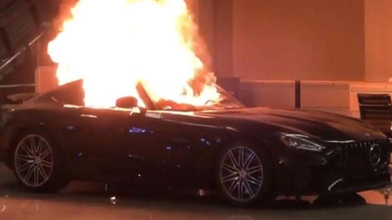 ABD’deki Protestolarda 150 Bin Dolarlık Mercedes AMG GT Ateşe Verildi