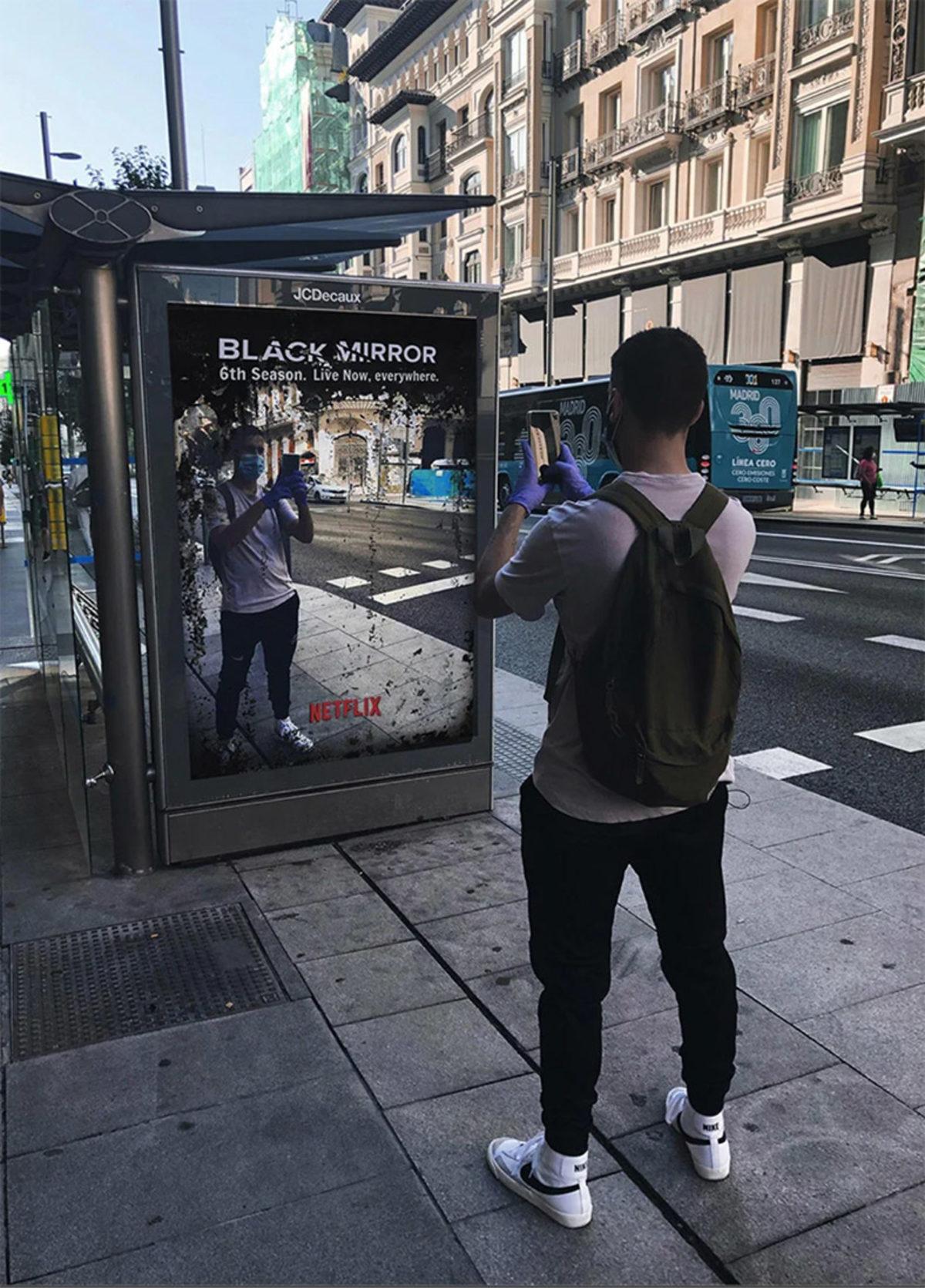 ’Black Mirror 6. Sezon, Gerçek Dünyada Yaşanıyor’ Temalı Reklam Panoları Asıldı
