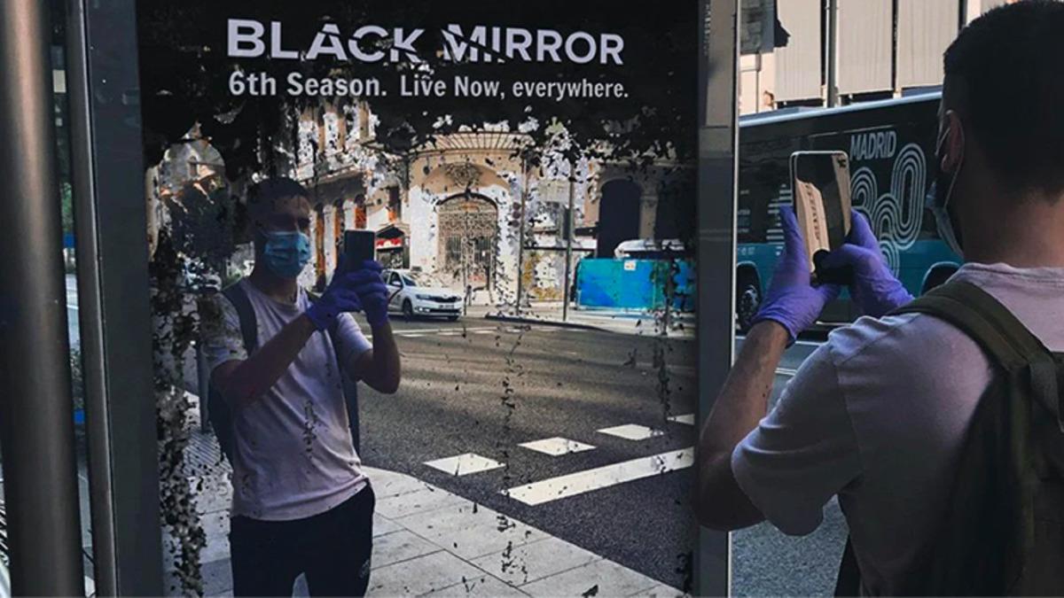 ’Black Mirror 6. Sezon, Gerçek Dünyada Yaşanıyor’ Temalı Reklam Panoları Asıldı