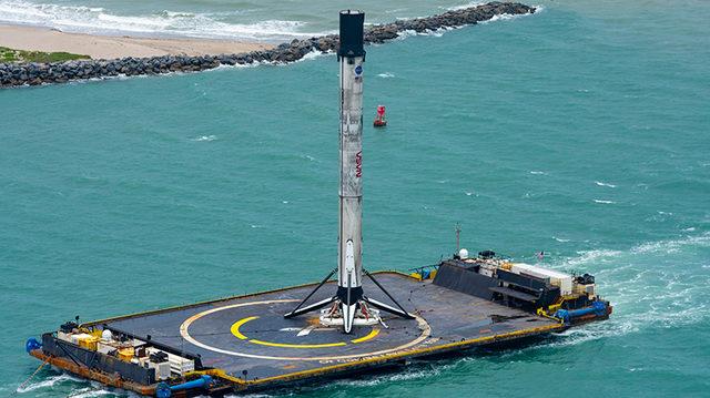 SpaceX, Falcon 9 Roketinin Yeniden Karaya Taşındığı Anların Fotoğraflarını Paylaştı