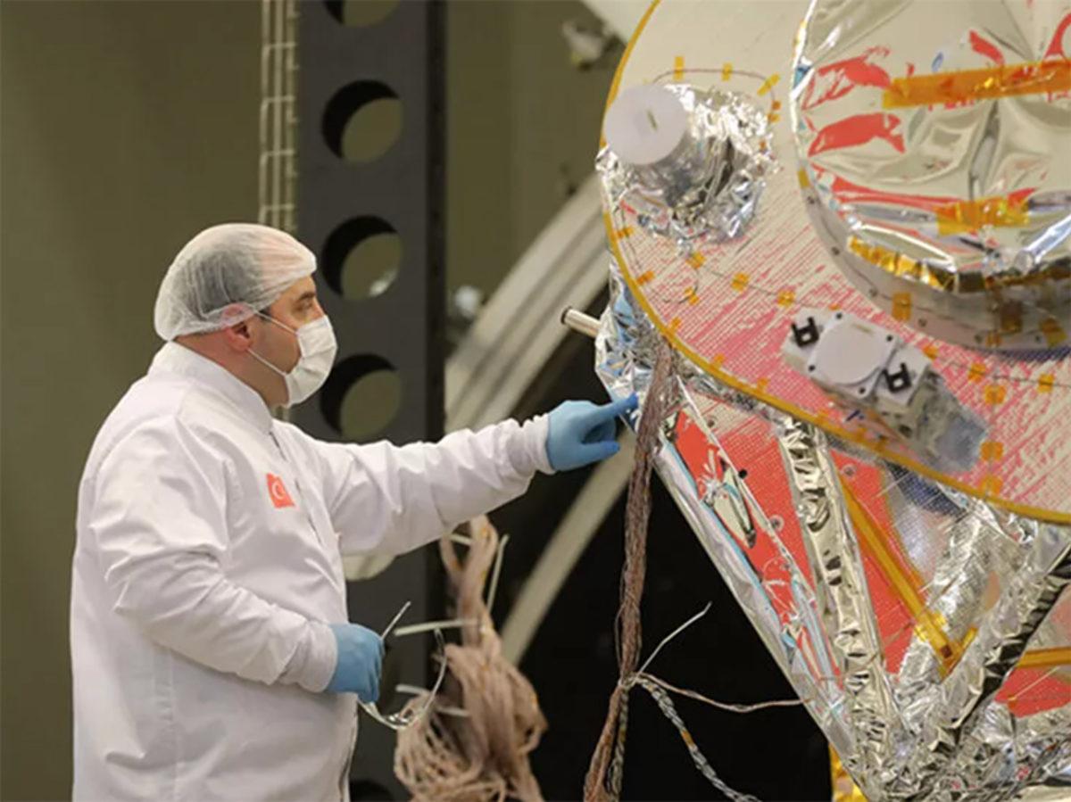 Türkiye’nin İlk Yüksek Çözünürlüklü Yer Gözlem Uydusu İMECE’nin Montajı Tamamlandı