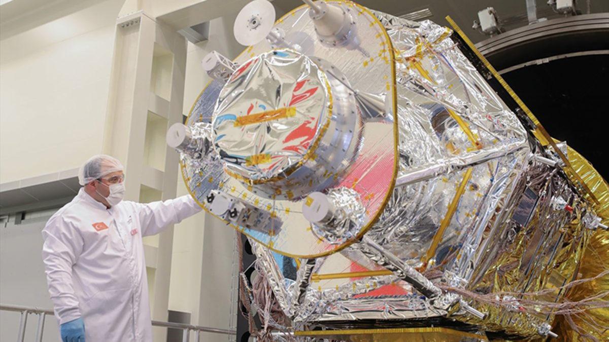 Türkiye’nin İlk Yüksek Çözünürlüklü Yer Gözlem Uydusu İMECE’nin Montajı Tamamlandı