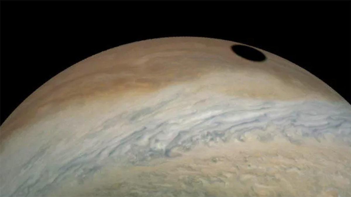 Jüpiter’in Uydusu Io’nun Gezegenin Üzerine Düşen Muhteşem Gölge Görüntüsü