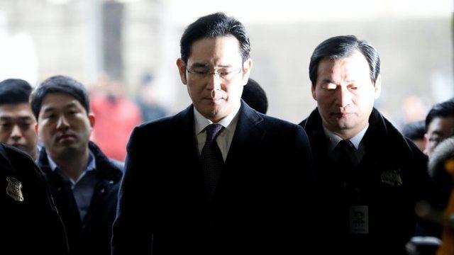 Samsung’un Ceza Evinden 2 Yıl Önce Çıkan Veliahtına Şimdi de Sahtekarlık Suçlaması