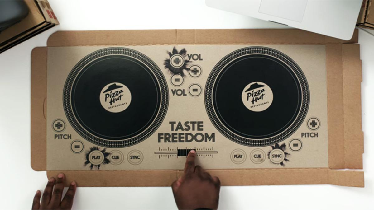 Pizza Hut’ın Oldukça İlginç Çalınabilir DJ Pizza Kutusu (Video)