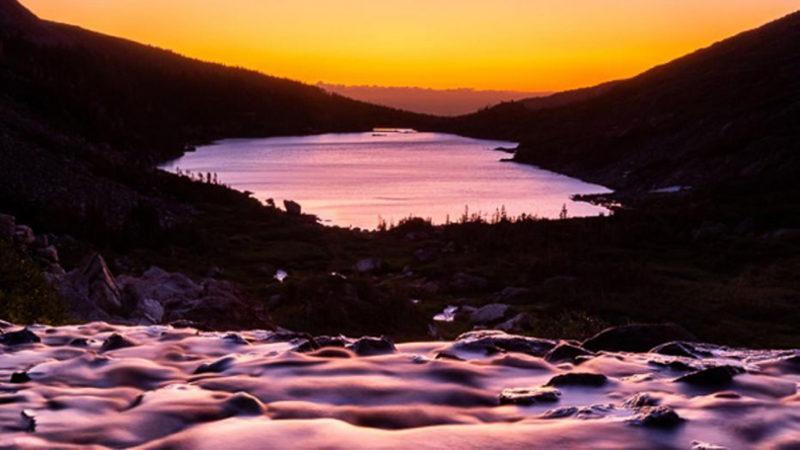 Yanardağ Patlamasının Oluşturduğu Muhteşem Mor Gün Batımı