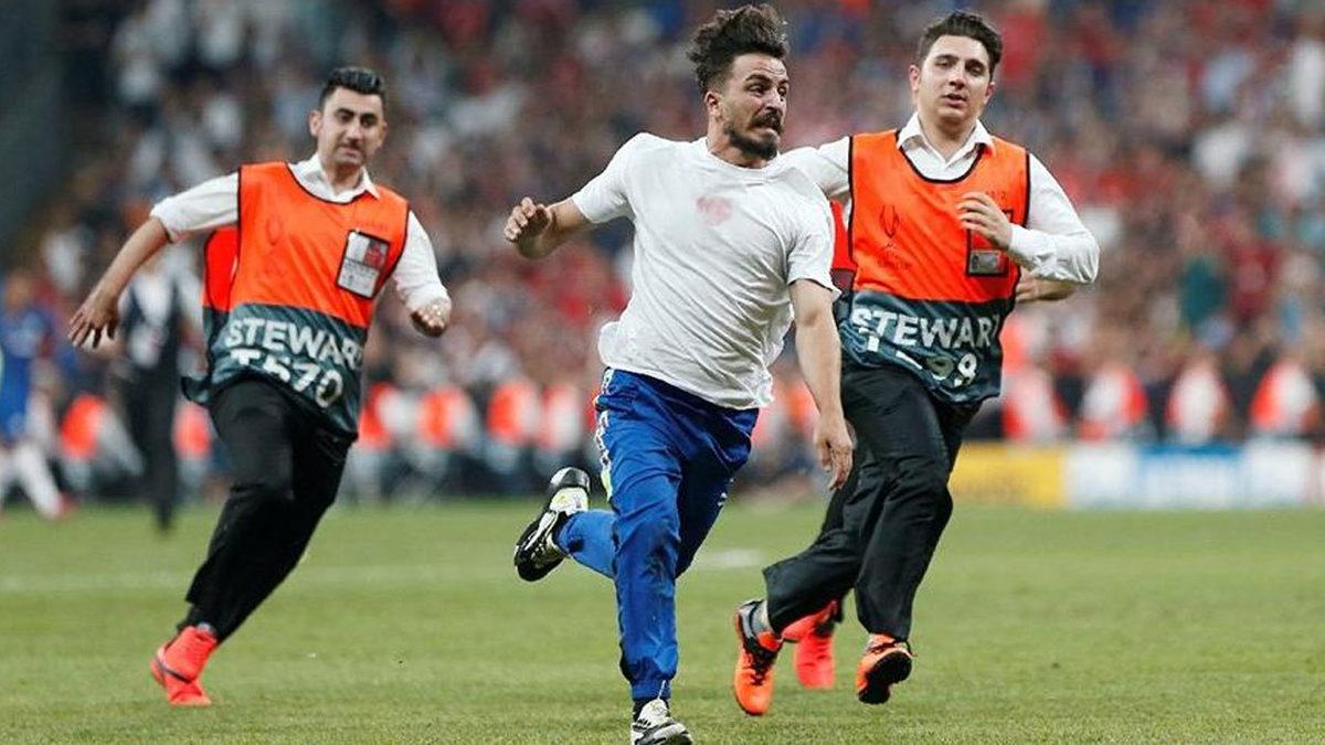 UEFA Süper Kupa Finalinde Sahaya Atlayan ‘Deli mi Ne?’ ve 3 Arkadaşına Dava Açıldı