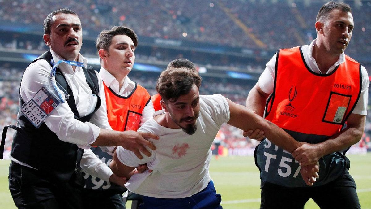 UEFA Süper Kupa Finalinde Sahaya Atlayan ‘Deli mi Ne?’ ve 3 Arkadaşına Dava Açıldı