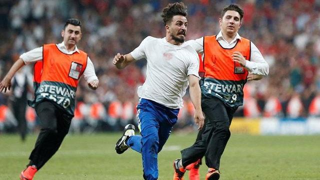 UEFA Süper Kupa Finalinde Sahaya Atlayan ‘Deli mi Ne?’ ve 3 Arkadaşına Dava Açıldı