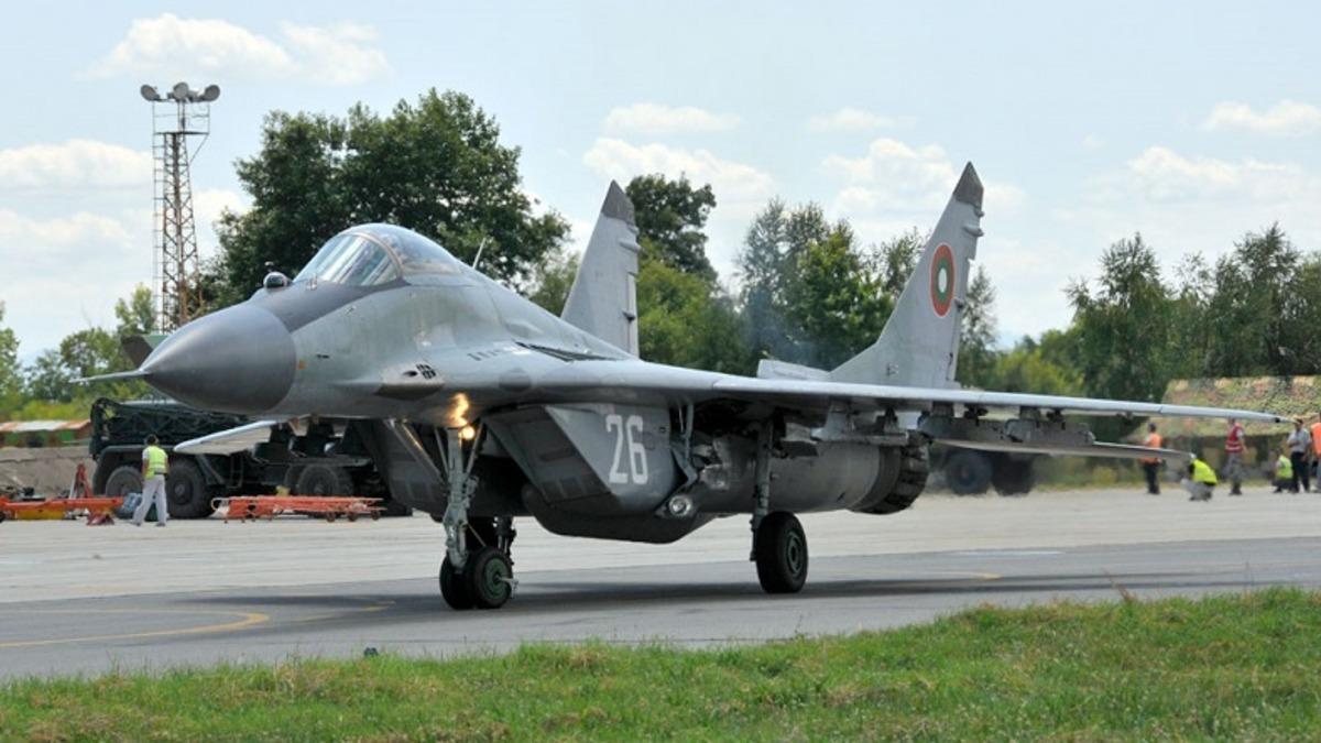 Savaş Uçakları İnternette Satışa Çıkarıldı: 1980 Üretimi F16 ve Daha Fazlası