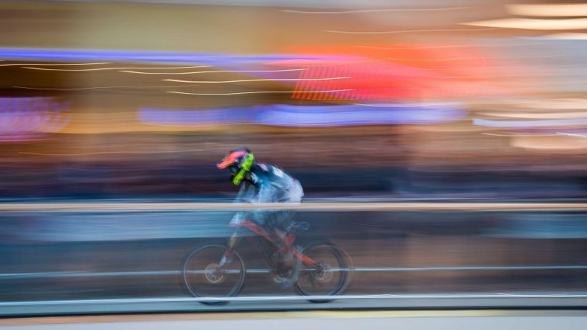 İzafiyet Teorisine Göre Işık Hızında Hareket Eden Bir Bisikletçi Nasıl Görünür?