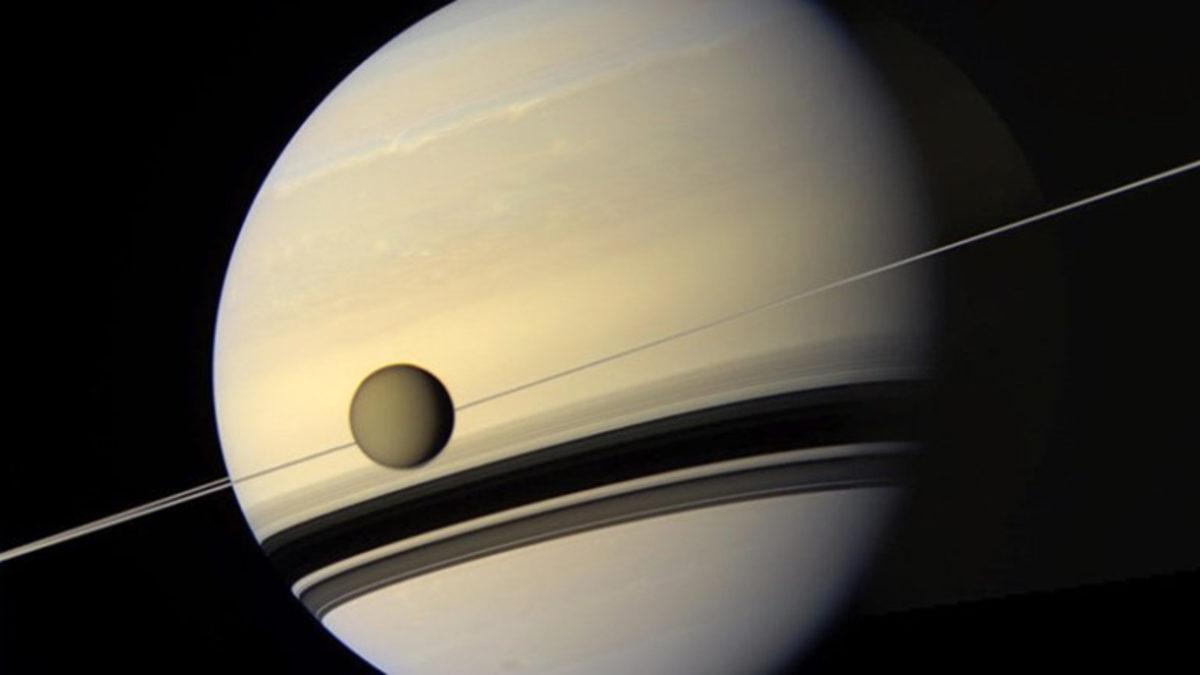 Titan’ın, Satürn’den Tahmin Edilenden 100 Kat Daha Hızlı Uzaklaştığı Tespit Edildi