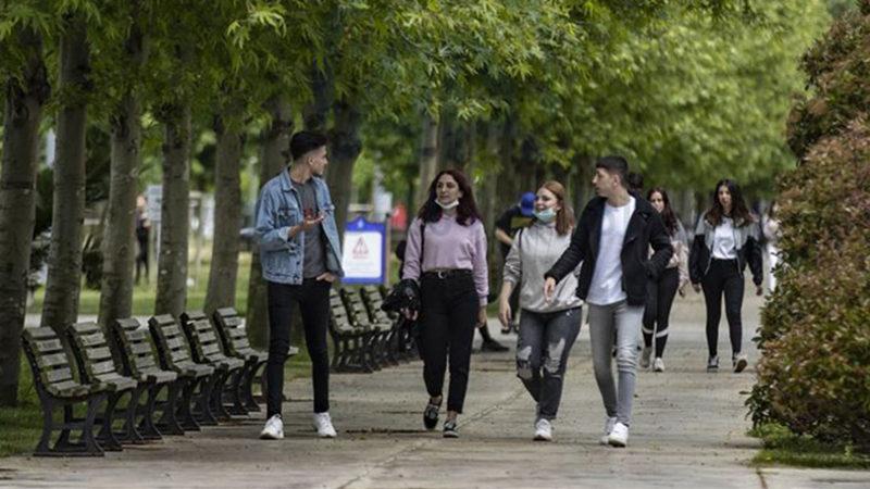 Cumhurbaşkanı: 18 Yaş Altı, Ebeveyn Refakatiyle Sokağa Çıkabilir