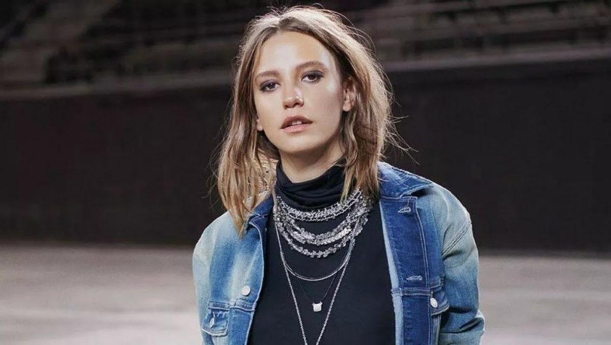 Serenay Sarıkaya’nın Ünlü Bir Kitabın Dizi Uyarlaması İçin Netflix ile Anlaştığı Söyleniyor