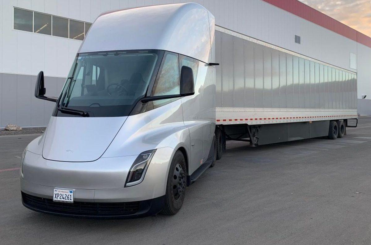 Elon Musk: Tesla Semi Elektrikli Kamyonun Seri Üretim Zamanı Geldi