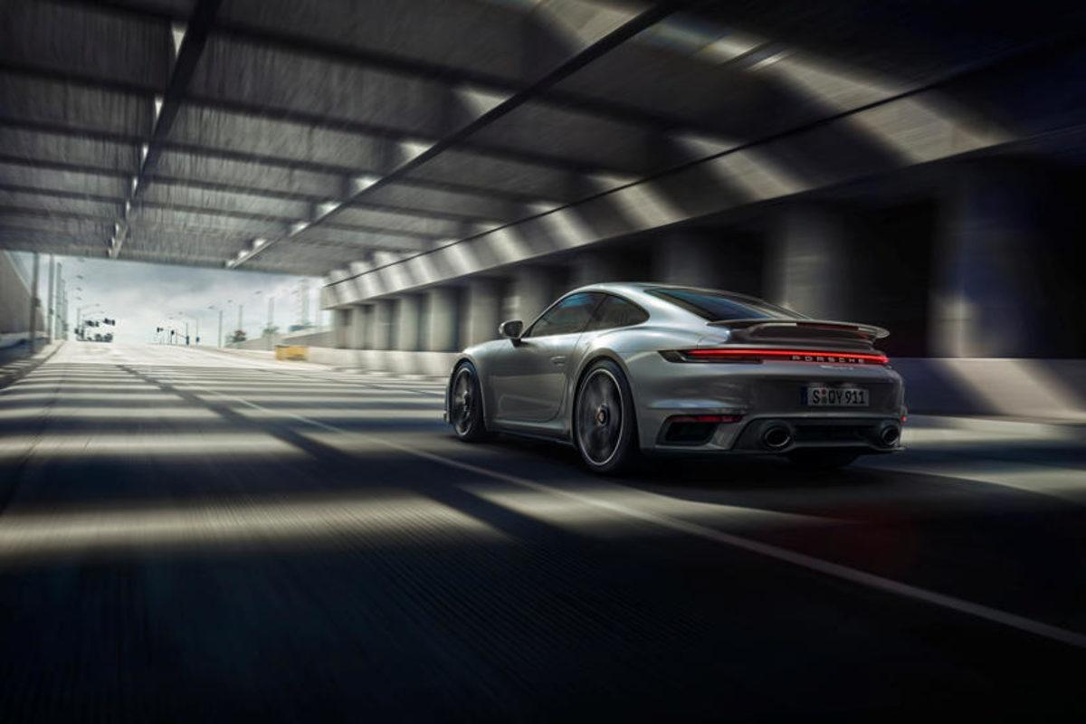 Porsche 911 Turbo S’in Saatte 330 Km Hıza Ulaştığı Video
