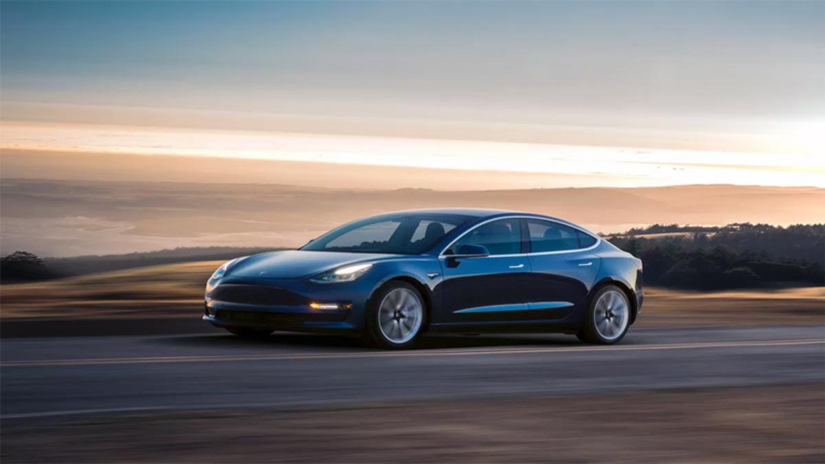 Tesla, Model 3’e Kablosuz Telefon Şarjı Özelliği Ekliyor