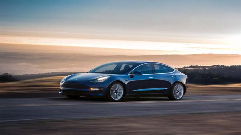 Tesla, Model 3’e Kablosuz Telefon Şarjı Özelliği Ekliyor