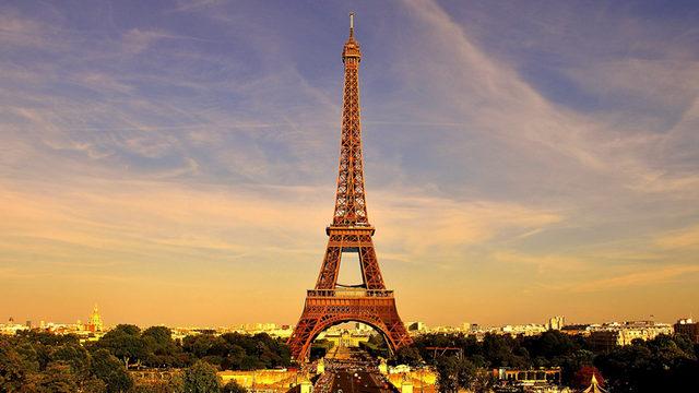 Eyfel Kulesi’nin Gece Çekilmiş Fotoğraflarını Paylaşmak Neden Yasaktır?