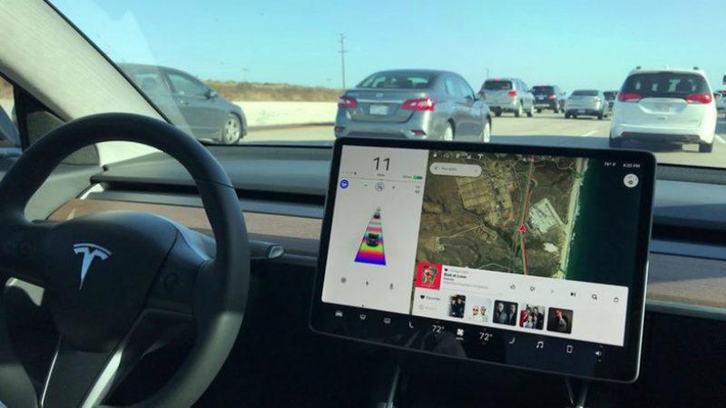 Sürücü Kontrolündeyken Aniden Hızlanan Tesla Model 3 Çarparak Alev Aldı