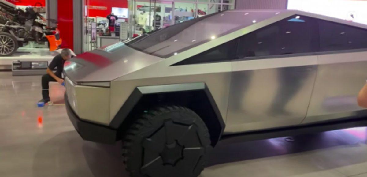 Tesla Cybertruck Los Angeles Müzesinde Yerini Aldı