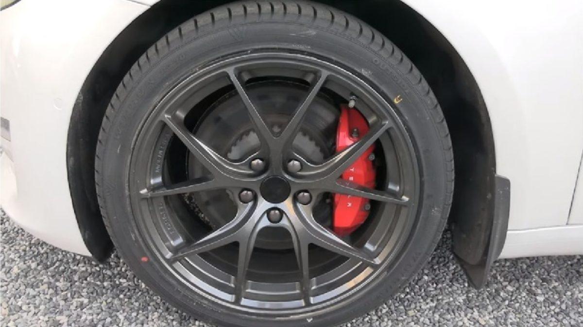 Bir YouTuber, Tesla Model 3’e Sadece Magnezyum Jant Takarak Performansını Artırdı (Video)