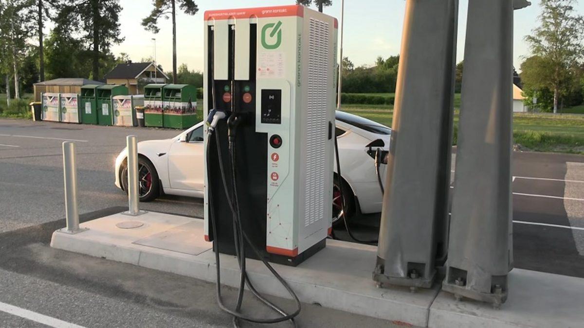 Bir YouTuber, Tesla Model 3’e Sadece Magnezyum Jant Takarak Performansını Artırdı (Video)