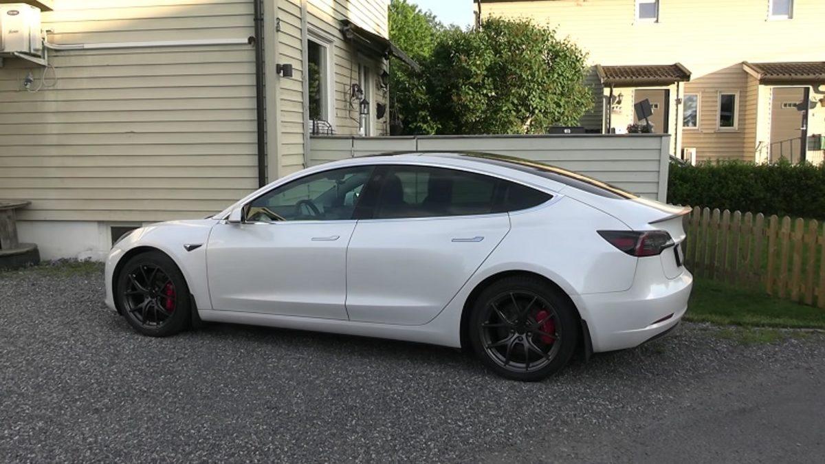 Bir YouTuber, Tesla Model 3’e Sadece Magnezyum Jant Takarak Performansını Artırdı (Video)