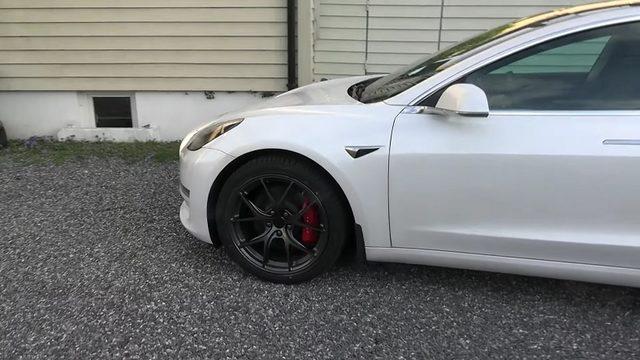 Bir YouTuber, Tesla Model 3’e Sadece Magnezyum Jant Takarak Performansını Artırdı (Video)