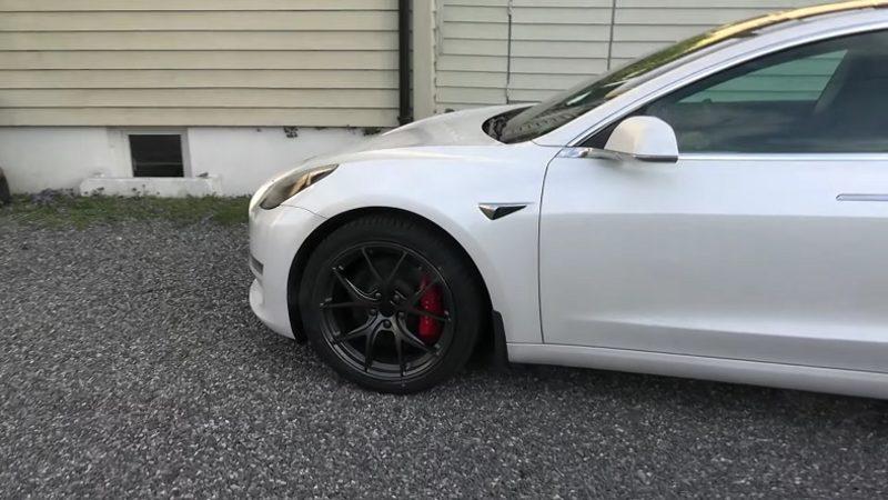 Bir YouTuber, Tesla Model 3’e Sadece Magnezyum Jant Takarak Performansını Artırdı (Video)