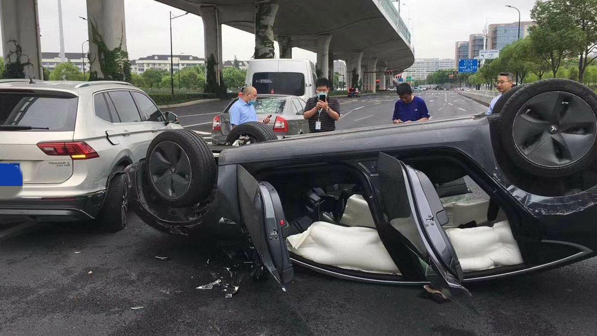 Çin’de Tesla’nın Sağlamlığını Tekrar Gözler Önüne Seren Bir Kaza Yaşandı