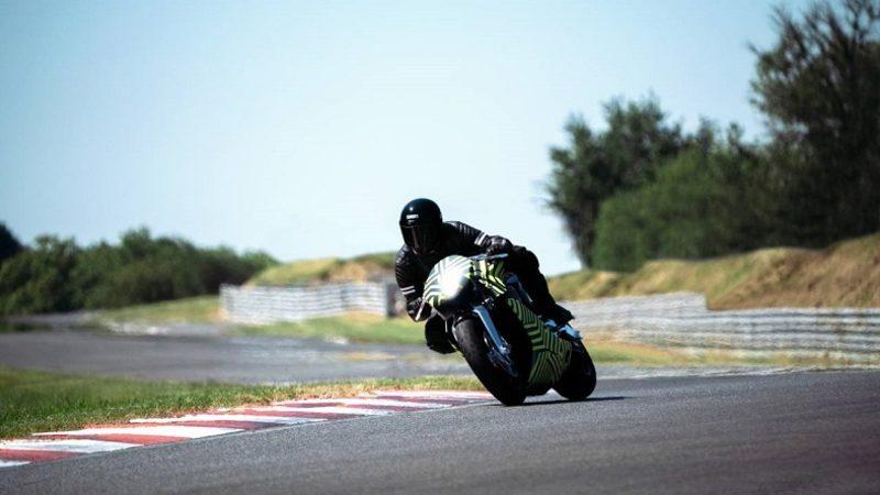 Aston Martin, İlk Motosikleti AMB 001’in Test Görüntülerini Paylaştı (Video)